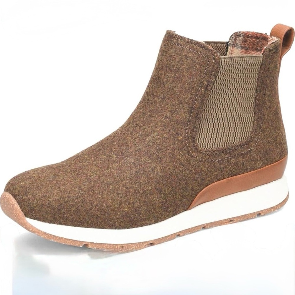 NWTs b.o.c. | Women's Kara Chelsea Boot in Brown wool Size 9